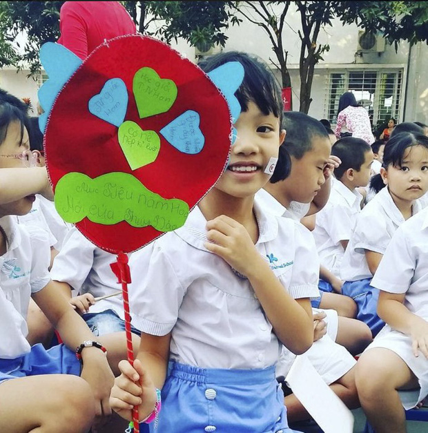 Bé Nghé với quả bóng đặc biệt chở đầy ước mơ của mình.