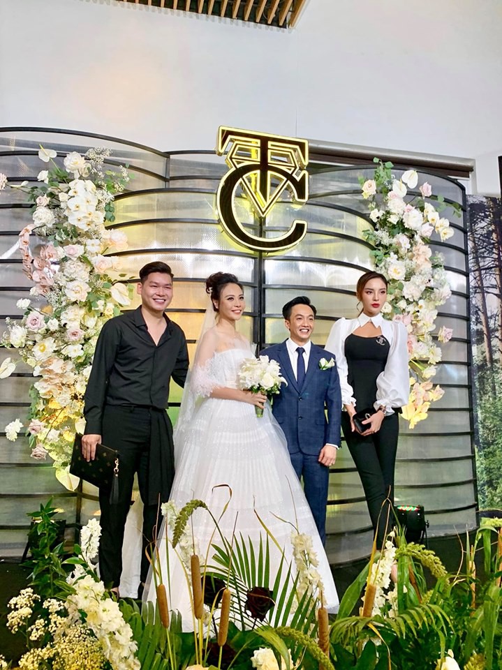 Kỳ Duyên chụp ảnh cùng cô dâu chú rể trong đám cưới tối qua