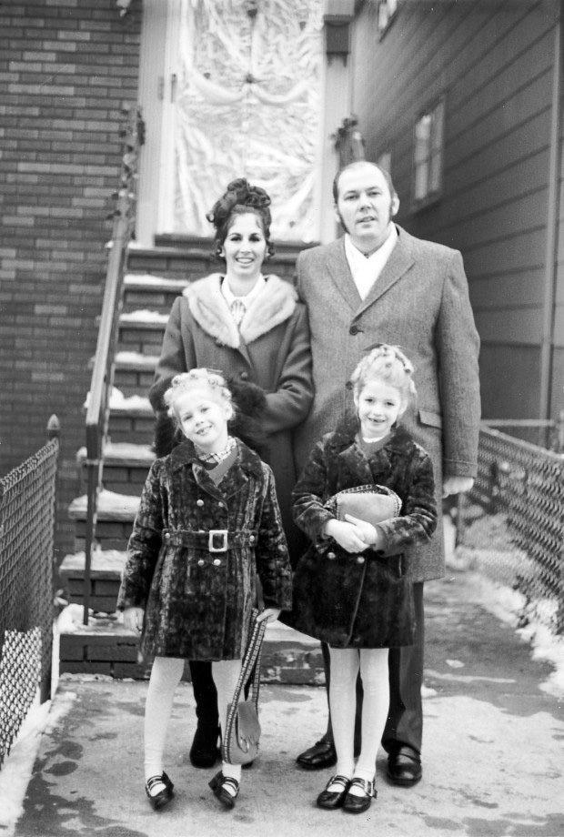 Trong suốt 30 năm, cứ sau mỗi lần hoàn thành công việc, hắn lại trở về căn nhà có vợ và các con, coi như chưa từng có chuyện gì xảy ra.