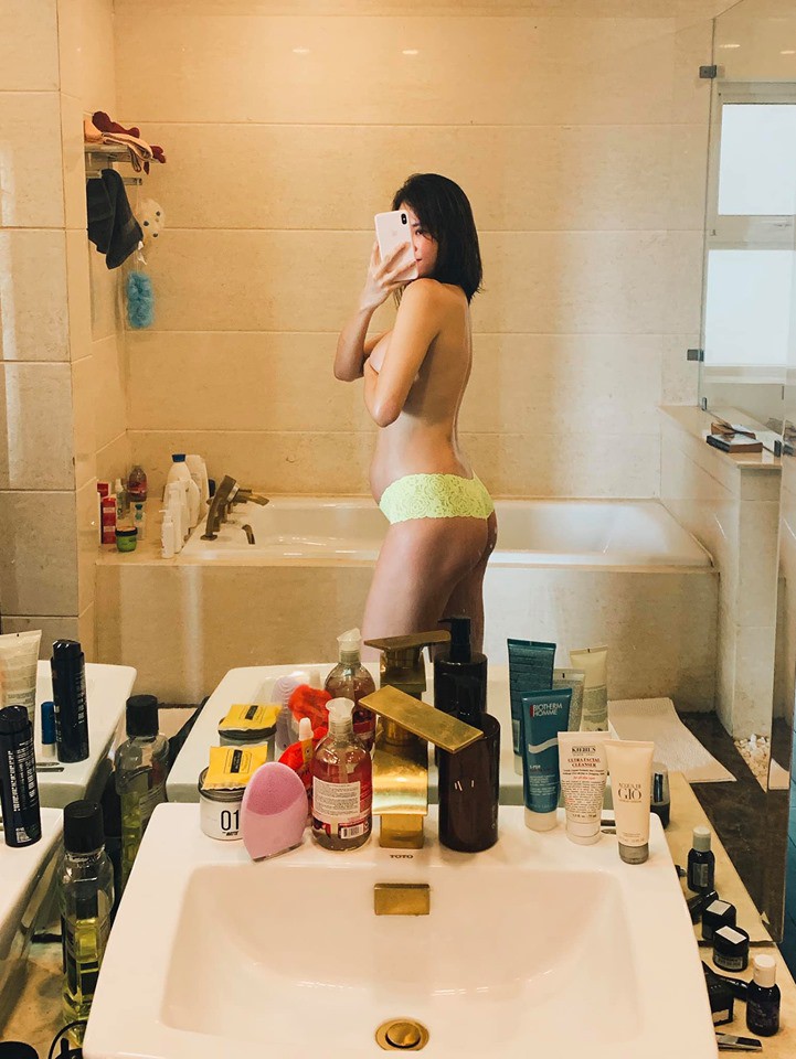 Phương Mai khoe cận bụng bầu đã nhô cao.