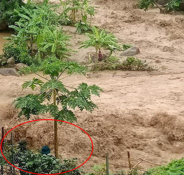 Nhiều cán bộ chiến sĩ nỗ lực giải cứu nạn nhân nhưng chưa thành công - Ảnh cắt từ clip.