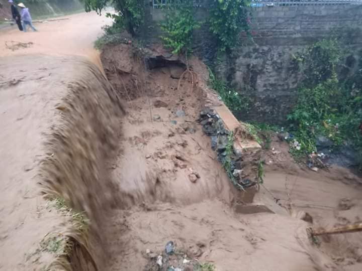 Lũ quét, sạt lở đất xảy ra ở nhiều nơi.