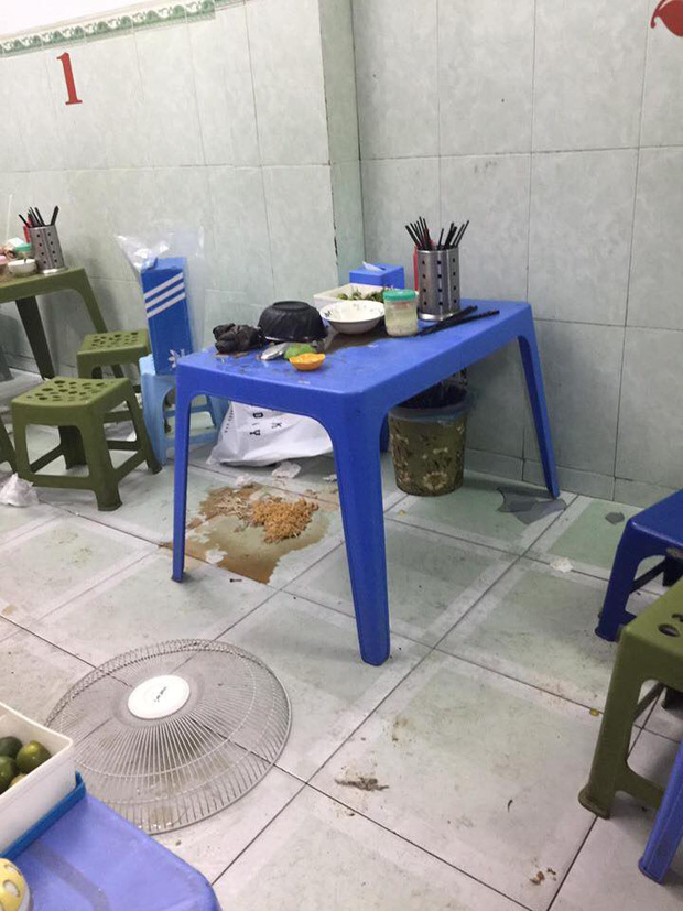 Quạt rơi làm đổ bát mỳ bắn tung tóe khắp sàn nhà.