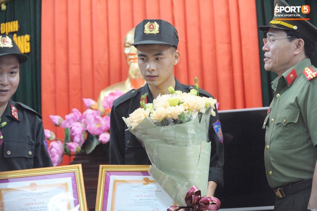 Chiến sĩ Trần Thanh Hiếu là người bế cháu bé chạy đến vị trí của xe cấp cứu.