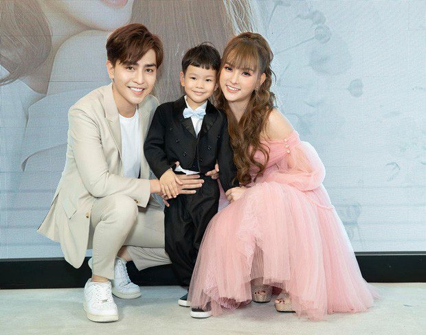 Chân dài chia sẻ rằng do tiếp xúc và chơi thân với cặp đôi nên hiểu Kin Nguyễn rất thương bé Herry, muốn xây dựng nền tảng gia đình vững chắc cùng với Thu Thủy.