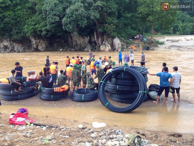Nhiều vật dụng được mang vào bản để hỗ trợ người dân.