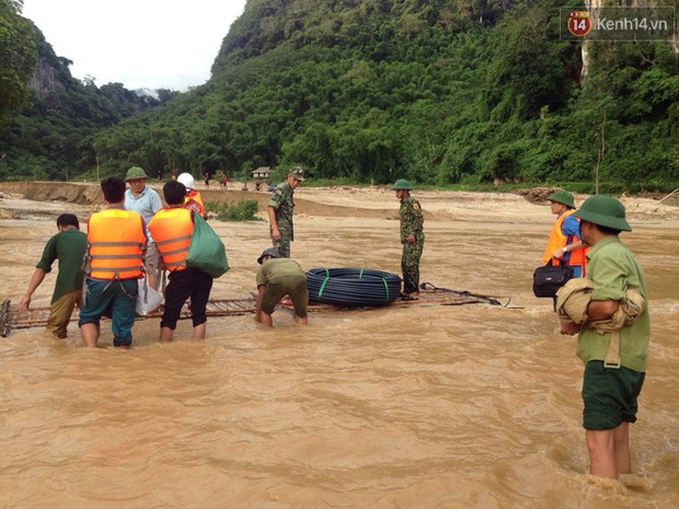 Phải vượt qua những đoạn sông hiểm trở, chảy siết mới có thể mang đồ hỗ trợ vào làng.