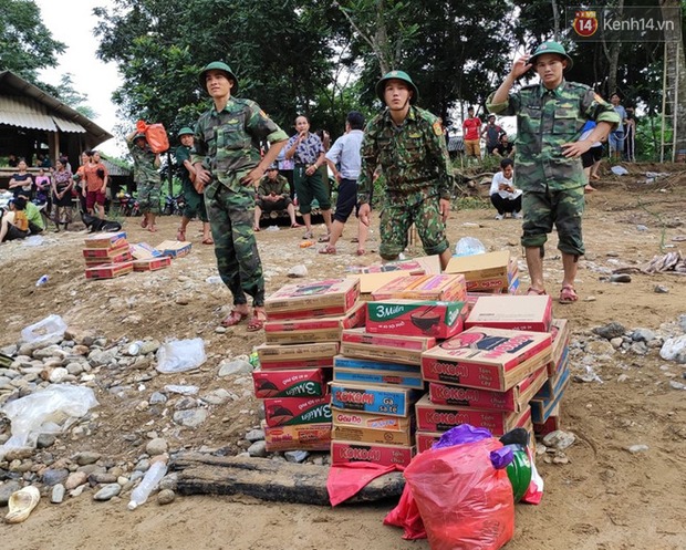 Các thực phẩm khô và đồ đóng gói được vận chuyển vào làng hỗ trợ người dân.