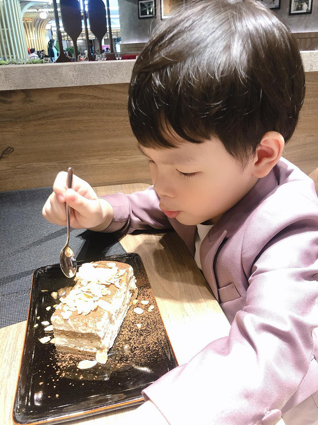 Thu Thủy tiết lộ bố ruột rất ít khi quan tâm và dành thời gian chăm sóc con trai, chính điều này là nguyên nhân dẫn tới cuộc hôn nhân tan vỡ. Con trai cũng rất ít khi nhớ hay nhắc về bố ruột.