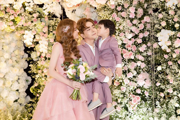 Hình ảnh bé Henry hôn Kin Nguyễn trước khi xảy ra ồn ào nghi anh lén cấu tay con trai. Hiện tại cả 2 đã lên tiếng nhận lỗi với con trai và mong sự cảm thông từ công chúng.