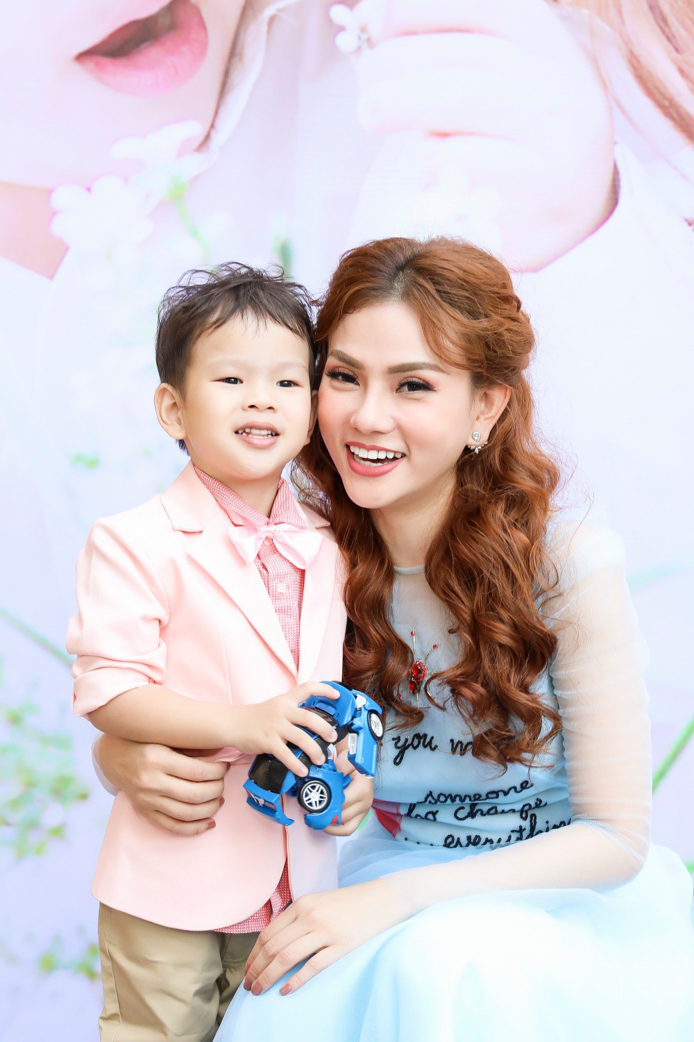 Tuy bị chỉ trích nhiều nhưng nữ ca sĩ vẫn bảo vệ chồng trẻ Kin Nguyễn