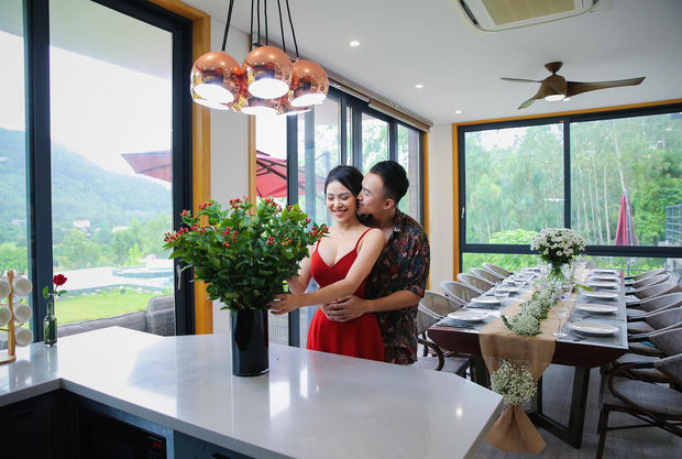 Sau hơn 1 năm hẹn hò, nam diễn viên Anh Vũ lần đầu công khai hình ảnh tình tứ bên bạn gái lên trang cá nhân.