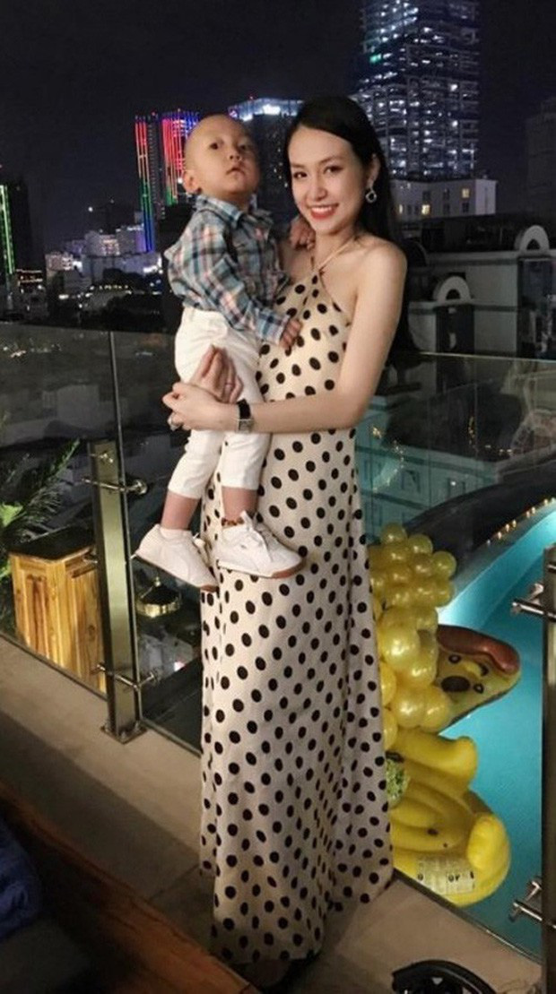 Trước đó, cặp đôi đã có với nhau hai thiên thần đáng yêu: Một trai, một gái. Mới đây, gia đình vừa đón chào thêm một cậu quý tử kháu khỉnh. Cũng trong suốt giai đoạn thai kỳ, Tuấn Hưng luôn bên cạnh và chăm sóc cho bà xã chu đáo.