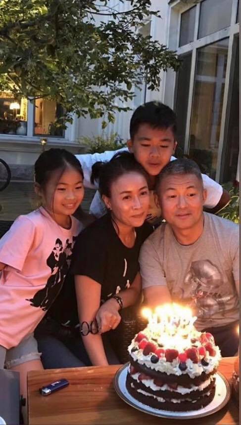 Một nhà 4 người hạnh phúc.