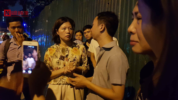 Đại diện trường GateWay trao đổi với gia đình nạn nhân tại bệnh viện E tối ngày 6/8.