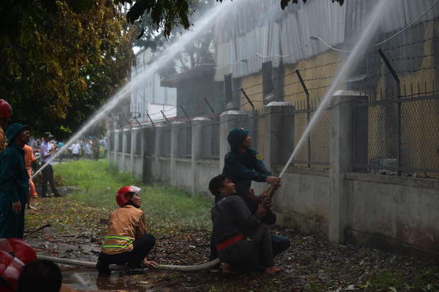 Lực lượng chức năng tiến hành phun nước dập tắt đám cháy