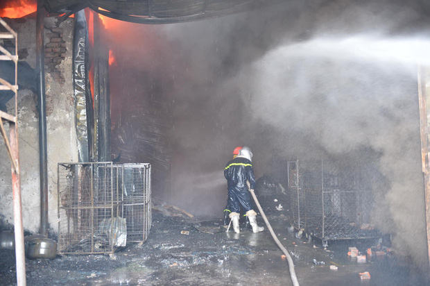 Đến khoảng 10h30, lực lượng PCCC cùng nhiều phương tiện đang nỗ lực phun nước dập tắt ngọn lửa.