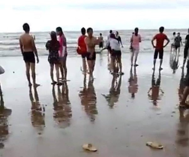 Du khách tìm kiếm người mất tích