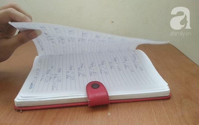 Cuốn sổ dày ghi lại công việc hàng ngày