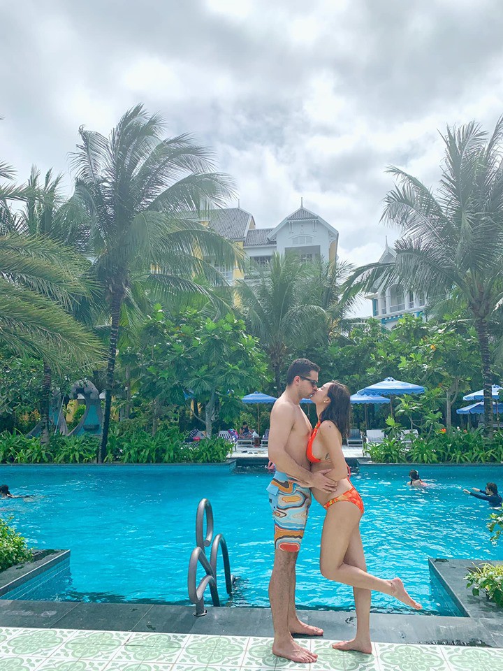 Siêu mẫu Phương Mai khoe ảnh khóa môi ông xã ngoại quốc đầy tình cảm