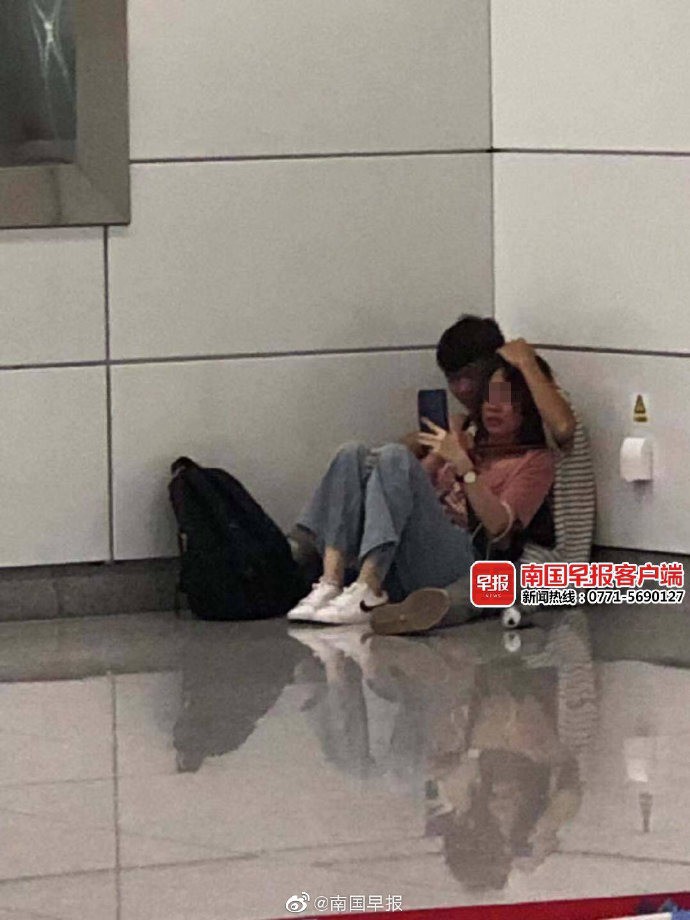 Hình ảnh nam thanh niên uy hiếp cô gái ở trạm tàu điện ngầm.