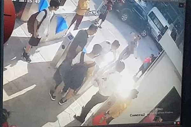 Cháu bé được đưa từ trên xe ô tô xuống