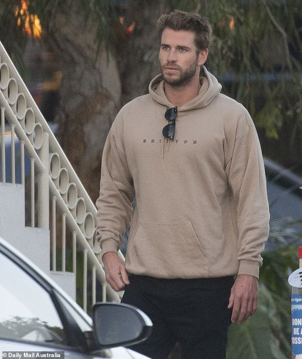 Liam Hemsworth xuất hiện với biểu cảm không mấy vui vẻ