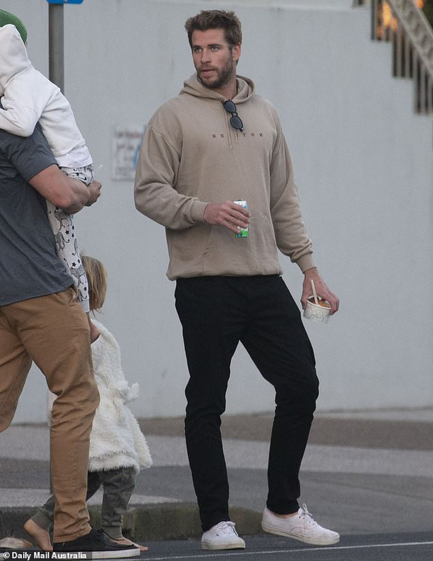 Suốt quãng đường đi, nam diễn viên không nở lấy một nụ cười