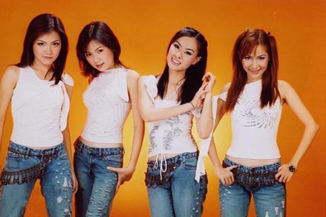 Thúy Nga (đứng thứ 3 từ phải qua - pv) gắn bó với Mắt Ngọc từ ngày đầu thành lập cho đến nay.