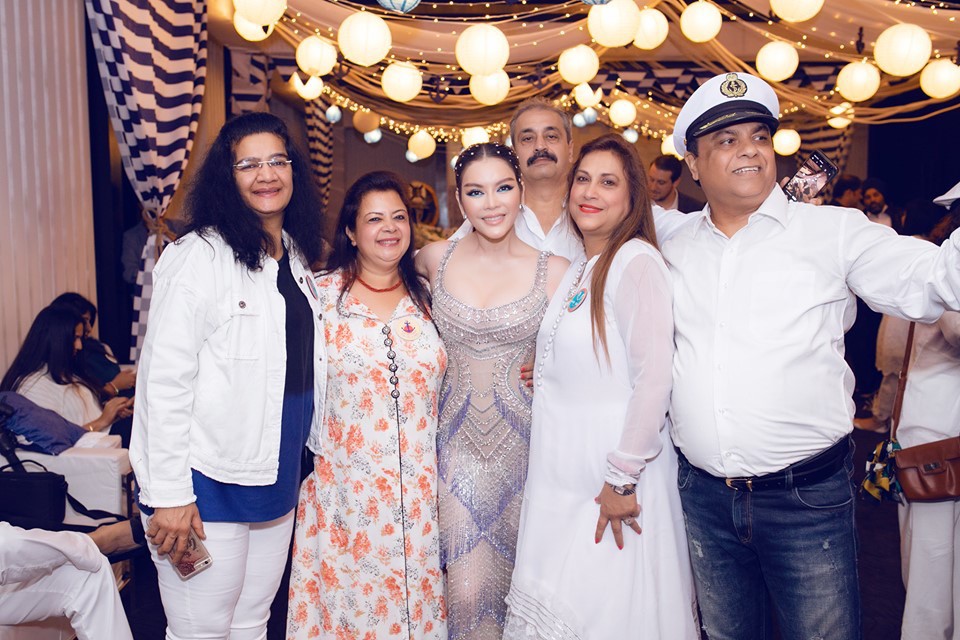 Lý Nhã Kỳ vui vẻ chụp ảnh cùng các khách mời.