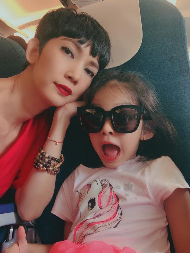 Phản ứng của con gái nữ siêu mẫu khi mẹ chia tay bạn trai gây chú ý.