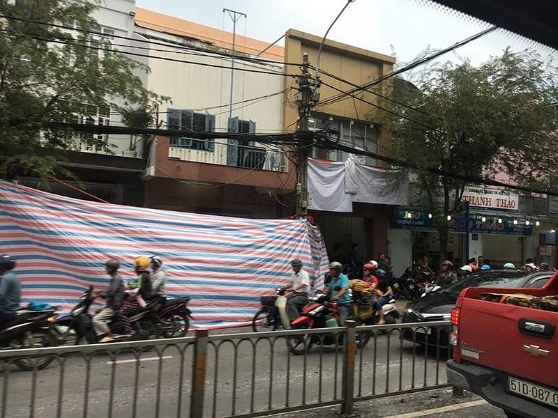 Hiện trường được quây lại để điều tra, khám nghiệm. Ảnh: NGUYỄN TRÀ