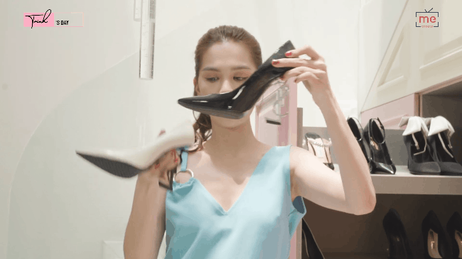 Đôi cao gót phổ biến trong showbiz được rất nhiều người đẹp yêu thích trong đó có Ngọc Trinh, đó là cao gót của YSL. Theo cô thì thiết kế có giá khá hợp lý nên cô đã mua cùng lúc hai đôi đen - trắng.