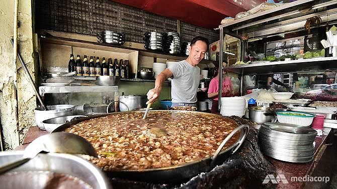 Mỗi ngày, quán Wattana Panich sử dụng đến 25 kg xương và thịt bò để hầm nước dùng cho ngọt. . Ảnh: CNA