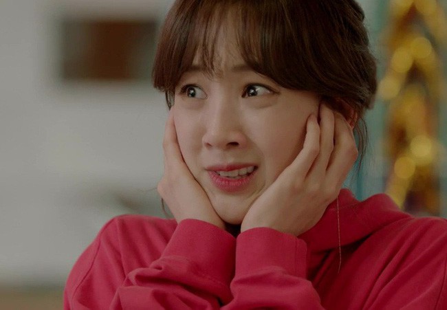 Tôi cố nhìn qua ánh đèn led mờ ảo thì giật nảy người khi thấy bố tôi đang ôm chầm cô đầu bếp. (Ảnh minh họa)