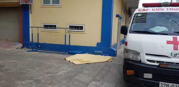 Khi rơi xuống, người dân phát hiện trên cổ nạn nhân có sợi dây điện quấn quanh cổ.