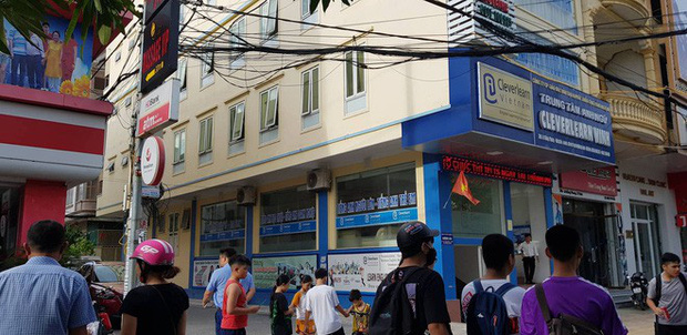 Rất đông người dân theo dõi vụ việc.