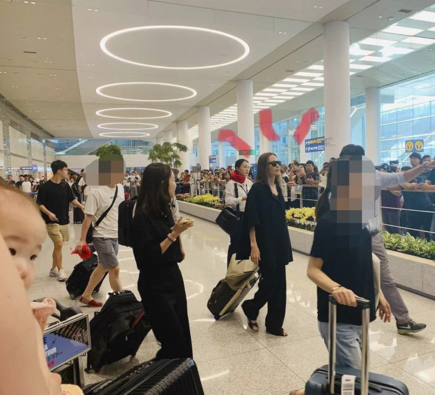 Angelina Jolie giản dị, dẫn con sang Hàn nhập học