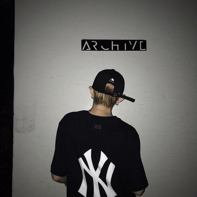 Mẫu áo phông oversize với chữ monogram NY to bự đằng sau lưng của thương hiệu MLB Korea chính là item 