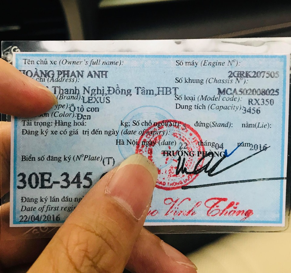 MC Phan Anh công khai giấy đăng ký xe. (Ảnh: Facebook MC Phan Anh).