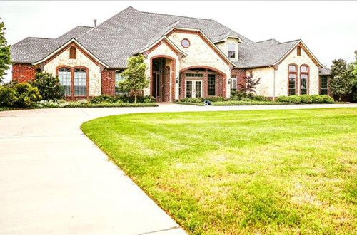 Căn biệt thự cũ hiện đang được cho thuê. 