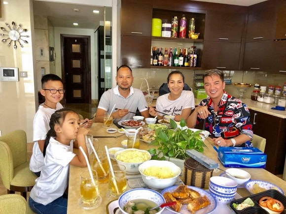 Đây là nơi vợ chồng nữ ca sĩ tiếp đón các nghệ sĩ Việt sang Mỹ lưu diễn.