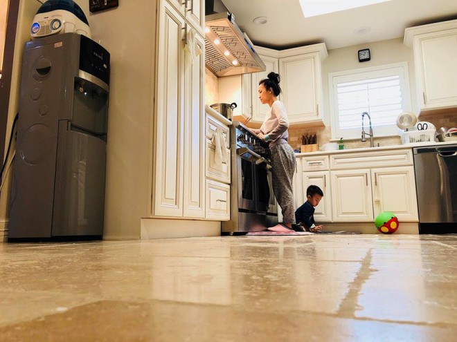 Không gian bếp hiện đại với màu be làm gam chủ đạo.