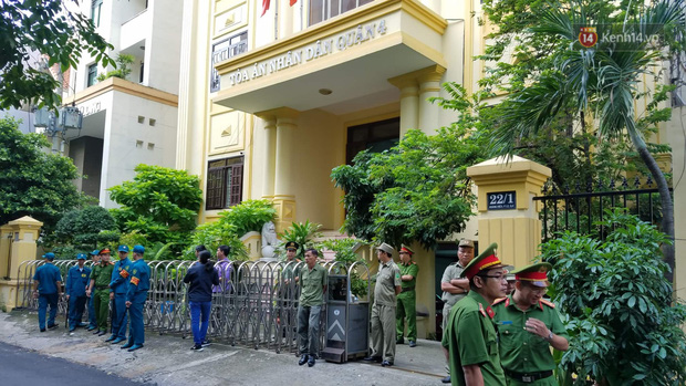 An ninh được bảo vệ nghiêm ngặt nhiều lớp.