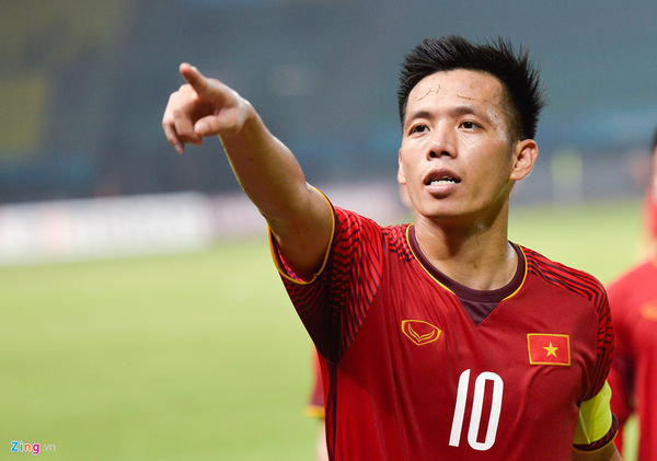 Văn Quyết bất ngờ bị loại khỏi danh sách 27 cái tên sang Thái. (Ảnh: Zing.vn)