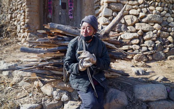 Ông Tần dù bệnh tật vẫn lên rừng kiếm củi.