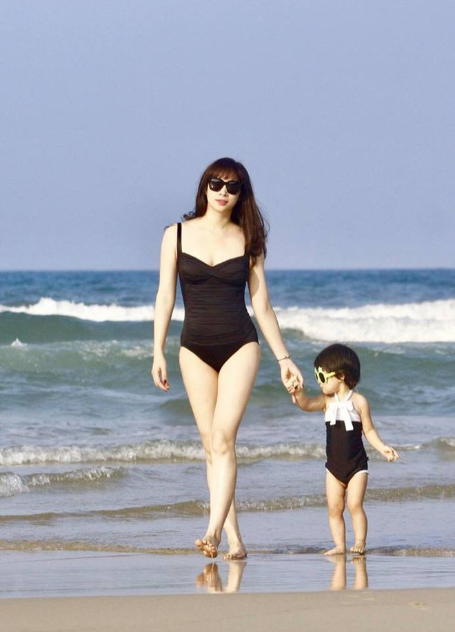 Bà xã của BTV Quốc Khánh cũng có gu thời trang khá sành diệu, trẻ trung.