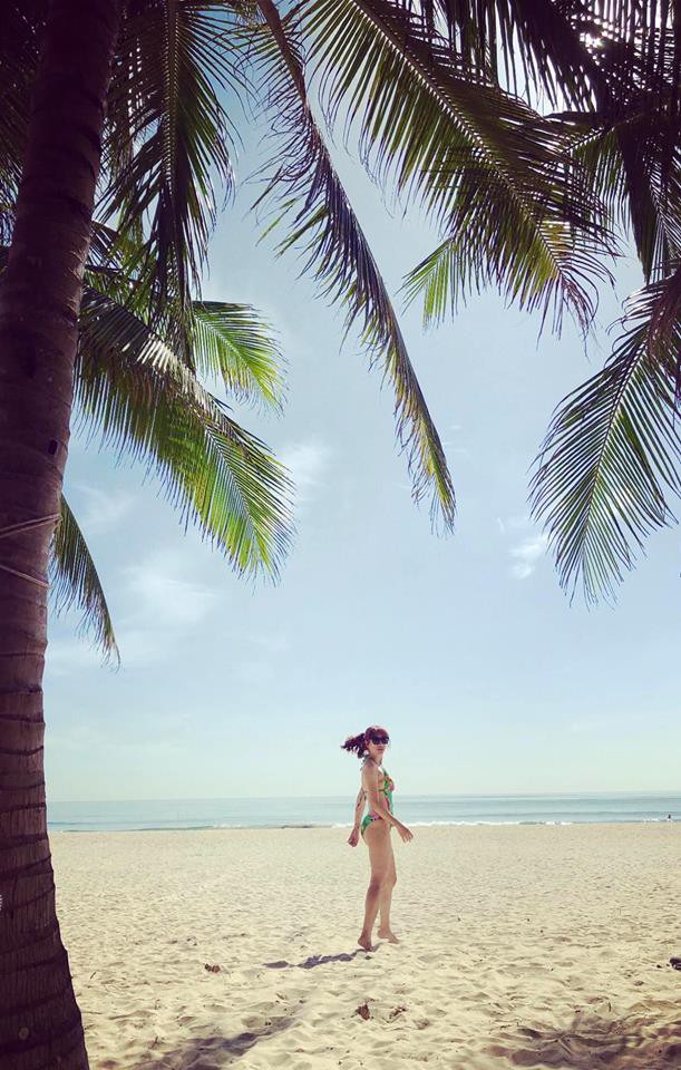 Bà xã của BTV Quốc Khánh sở hữu đôi chân thon dài, làn da trắng và gương mặt ưa nhìn.