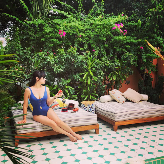 Cô không ngần ngại diện áo tắm với những đường cắt táo bạo khoe khéo vóc dáng nuột nà, thon gọn.