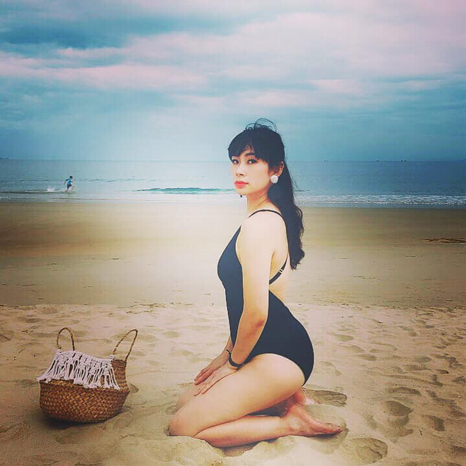 Mặc dù đã là bà mẹ 2 con, Anh Thư vẫn giữ được vóc dáng thon thả cùng những đường cong đầy cuốn hút.